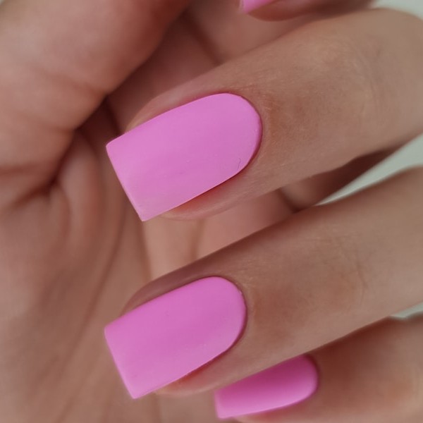 Uñas acrílicas estilo coffin en color rosa