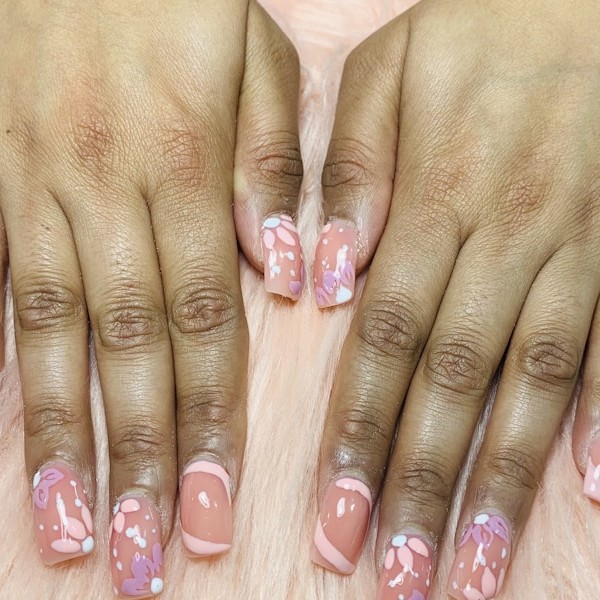 Diseño de nail art con flores de primavera
