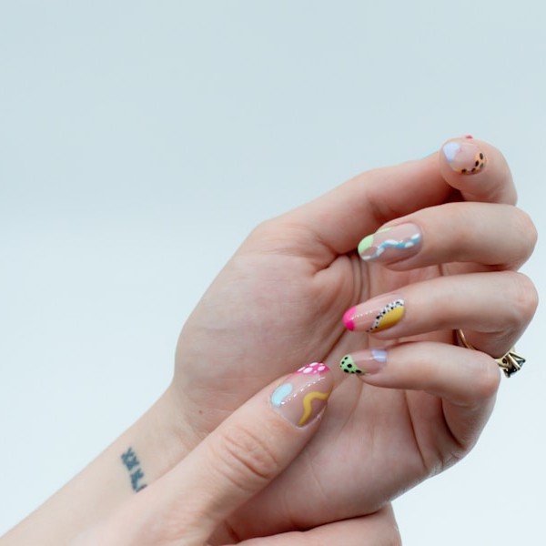 Diseño geométrico minimalista en uñas