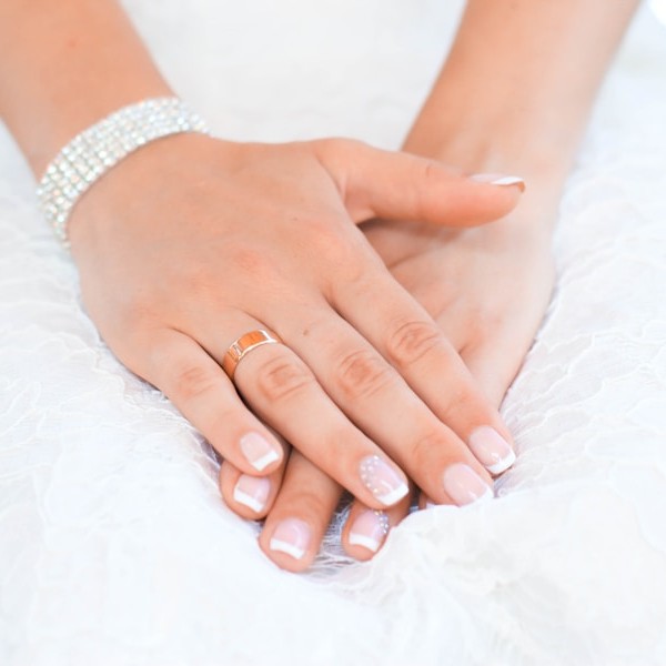 Manicura francesa clásica con acabado elegante en Vigo