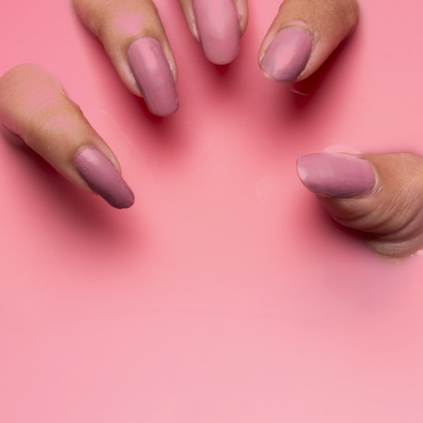 Manicura semipermanente rosa pastel realizada en nuestro salón de Vigo