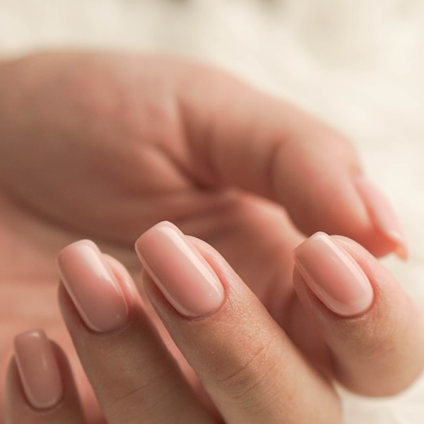 Manicura semipermanente color nude elegante